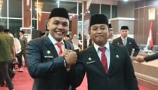 Reza Syahrial (kiri) foto bersama Zulfahmy usai pelantikan di Baruga Singkerru Ada'e Barru, Rabu (09/07/2025).