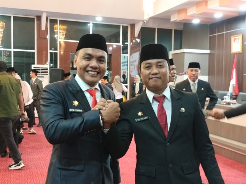 Reza Syahrial (kiri) foto bersama Zulfahmy usai pelantikan di Baruga Singkerru Ada'e Barru, Rabu (09/07/2025).