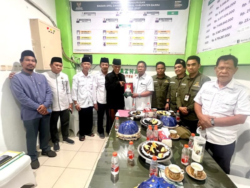 Komisioner Baznas Barru saat kunjungan studi tiru di kantor Baznas Barru, Rabu (10/09/2025).