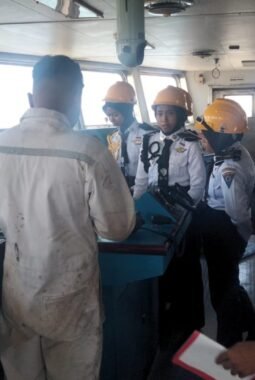 Taruna-Taruni SMK Pelayaran Lintas Nusantara Barru Kunjungi Kapal Awu-Awu, Belajar Sistem Operasional
