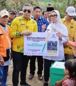 Pemkab Barru Serahkan Bantuan ke Warga Terdampak Kebakaran