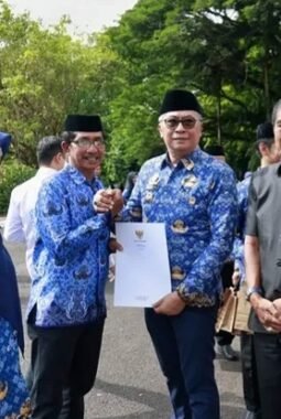 Wabup Barru Pimpin Penyerahan SK Pensiun ASN di Hari Kesadaran Nasional