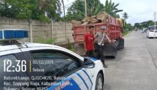 Satlantas Polres Barru Gencar Patroli Kendaraan Parkir di Badan Jalan