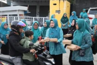 Ketua Tim Penggerak PKK Kota Parepare, Dr. Andi Arfiah Tasming membagikan takjil buka puasa kepada warga yang melintas di sejumlah titik strategis, Kamis (27/2/2026).