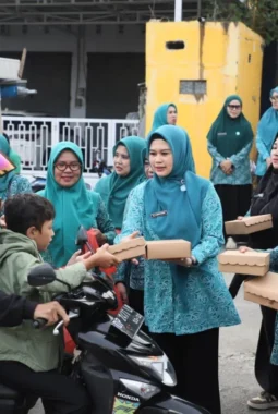 TP PKK Parepare Serentak Bagikan Takjil dan Gelar Amaliyah di Auditorium BJ Habibie