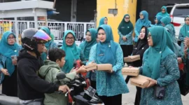 Ketua Tim Penggerak PKK Kota Parepare, Dr. Andi Arfiah Tasming membagikan takjil buka puasa kepada warga yang melintas di sejumlah titik strategis, Kamis (27/2/2026).