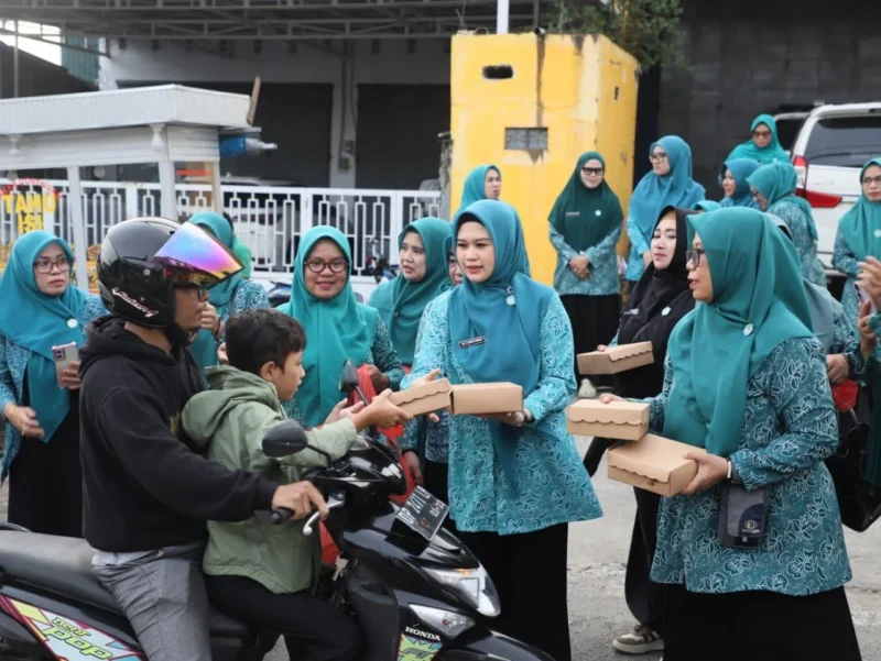 Ketua Tim Penggerak PKK Kota Parepare, Dr. Andi Arfiah Tasming membagikan takjil buka puasa kepada warga yang melintas di sejumlah titik strategis, Kamis (27/2/2026).