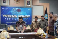 Wali Kota Parepare, Tasming Hamid, menandatangani Naskah Perjanjian Hibah Daerah antara Pemerintah Kota Parepare dan BNN Provinsi Sulawesi Selatan di Makassar, Kamis (13/2/2026).