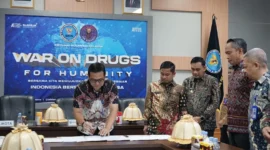 Wali Kota Parepare, Tasming Hamid, menandatangani Naskah Perjanjian Hibah Daerah antara Pemerintah Kota Parepare dan BNN Provinsi Sulawesi Selatan di Makassar, Kamis (13/2/2026).
