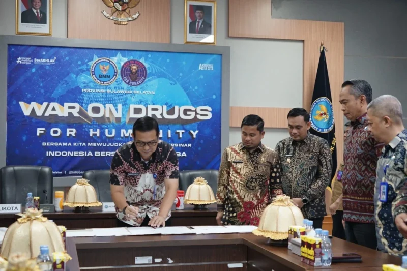 Wali Kota Parepare, Tasming Hamid, menandatangani Naskah Perjanjian Hibah Daerah antara Pemerintah Kota Parepare dan BNN Provinsi Sulawesi Selatan di Makassar, Kamis (13/2/2026).