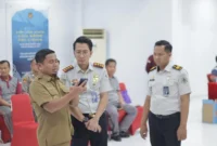 Wali Kota Parepare, Tasming Hamid hadir langsung di kegiatan Bhakti Sosial Donor Darah di Kantor Imigrasi kelas II Parepare. Selasa, (20/1/2026).