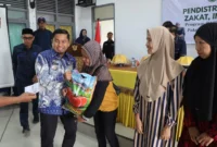 Wali Kota Parepare, Tasming Hamid menyerahkan bantuan secara simbolis paket Ramadhan di Aula Kantor Kecamatan Ujung, Kota Parepare, Kamis. (12/2/2026).