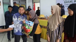 Wali Kota Parepare, Tasming Hamid menyerahkan bantuan secara simbolis paket Ramadhan di Aula Kantor Kecamatan Ujung, Kota Parepare, Kamis. (12/2/2026).