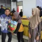 Wali Kota Parepare, Tasming Hamid menyerahkan bantuan secara simbolis paket Ramadhan di Aula Kantor Kecamatan Ujung, Kota Parepare, Kamis. (12/2/2026).