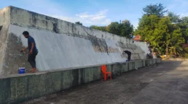 ASN lingkup Pemkot Parepare bahu membahu melakukan pembenahan Masjid Agung KH Abdurrahman Ambo Dalle.