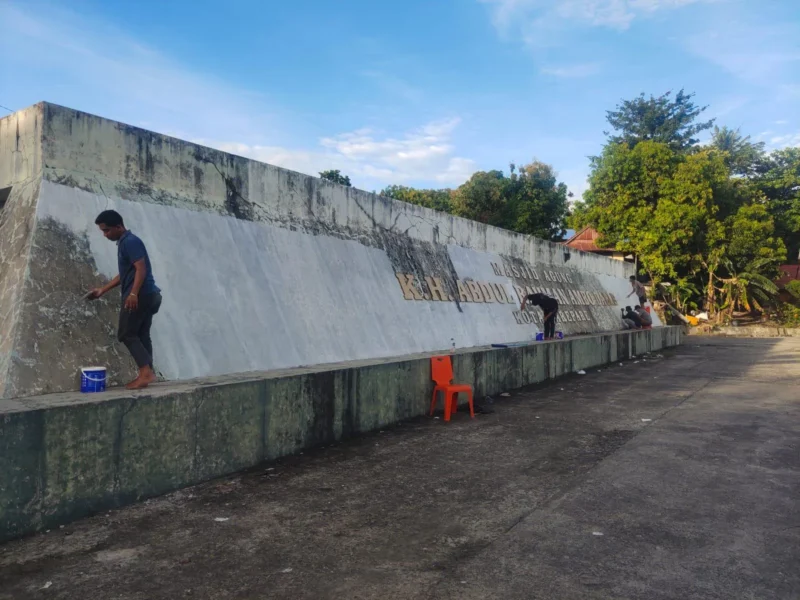 ASN lingkup Pemkot Parepare bahu membahu melakukan pembenahan Masjid Agung KH Abdurrahman Ambo Dalle.