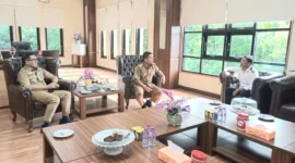 Ketua PWI Kota Parepare, Fatahuddin audiensi dengan Wali Kota Parepare Tasming Hamid di ruang kerjanya, didampingi Sekretaris Daerah Parepare, Amarun Agung Hamka. (Foto: ist).