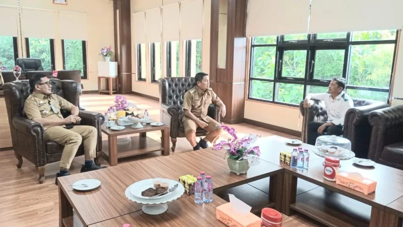 Ketua PWI Kota Parepare, Fatahuddin audiensi dengan Wali Kota Parepare Tasming Hamid di ruang kerjanya, didampingi Sekretaris Daerah Parepare, Amarun Agung Hamka. (Foto: ist).