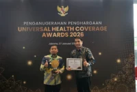Wali Kota Parepare, Tasming Hamid terima penghargaan UHC Award 2026 Kategori Madya dari Menteri Koordinator Bidang Pemberdayaan Masyarakat, Abdul Muhaimin Iskandar di Jakarta, Selasa (27/1/2026).
