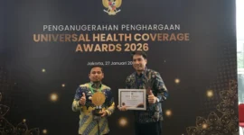 Wali Kota Parepare, Tasming Hamid terima penghargaan UHC Award 2026 Kategori Madya dari Menteri Koordinator Bidang Pemberdayaan Masyarakat, Abdul Muhaimin Iskandar di Jakarta, Selasa (27/1/2026).