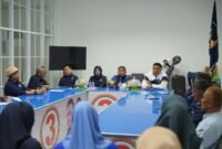 Ketua DPD II Partai NasDem Kota Parepare, Tasming Hamid konferensi pers di Kantor DPD II NasDem Parepare, Rabu, 15 April 2026.