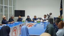 Ketua DPD II Partai NasDem Kota Parepare, Tasming Hamid konferensi pers di Kantor DPD II NasDem Parepare, Rabu, 15 April 2026.