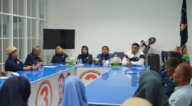 Ketua DPD II Partai NasDem Kota Parepare, Tasming Hamid konferensi pers di Kantor DPD II NasDem Parepare, Rabu, 15 April 2026.