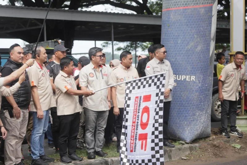 Wali Kota Parepare, Tasming Hamid melepas riders/offroaders di kawasan Taman Mattirotasi, Sabtu (14/2/2026).