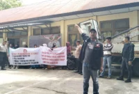 Warga Jalan Syamsul Bahri yang didampingi LSM Pakar menggelar unjuk rasa terkait dugaan pelanggaran pembangunan Perumahan Pesona Mario di Jalan Syamsul Bahri, Parepare, Jumat (20/2/2026).