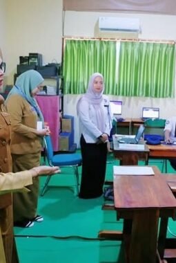 Andi Ina Pantau Langsung Pelaksanaan Ujian Sekolah SMP Barru