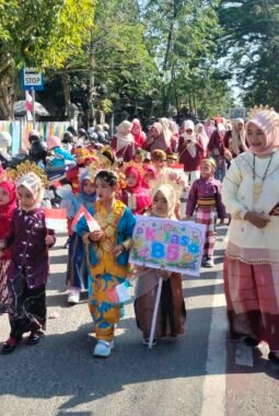 Pawai Kemerdekaan RA Al-Ikhlas Barru Meriah, Tampilkan Warna-warni Budaya Nusantara