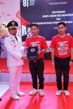 Tasming Hamid Serahkan Remisi kepada 342 Warga Binaan Lapas Parepare