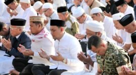 emerintah Kota (Pemkot) Parepare bersama Kementerian Agama, Majelis Ulama Indonesia (MUI), Dewan Masjid Indonesia (DMI), Badan Komunikasi Pemuda Remaja Masjid Indonesia (BKPRMI), jajaran Forkopimda, serta ribuan elemen masyarakat menggelar Sholat Istisqa di Lapangan Andi Makkasau, Kota Parepare, Jumat (4/9/2026).