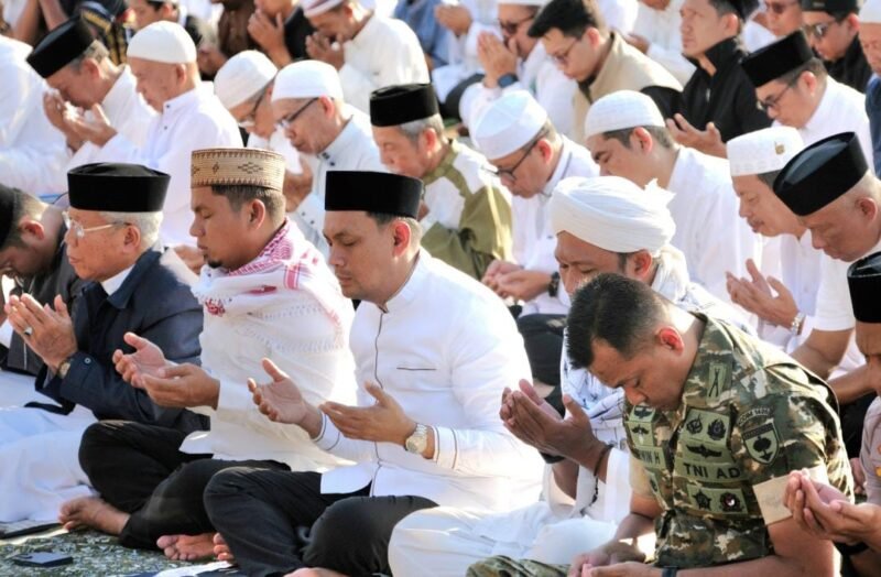 emerintah Kota (Pemkot) Parepare bersama Kementerian Agama, Majelis Ulama Indonesia (MUI), Dewan Masjid Indonesia (DMI), Badan Komunikasi Pemuda Remaja Masjid Indonesia (BKPRMI), jajaran Forkopimda, serta ribuan elemen masyarakat menggelar Sholat Istisqa di Lapangan Andi Makkasau, Kota Parepare, Jumat (4/9/2026).