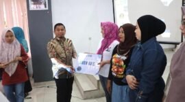 Pemkot Salurkan Bantuan Peralatan dan Bekali Pelaku Usaha. (Foto: humas)