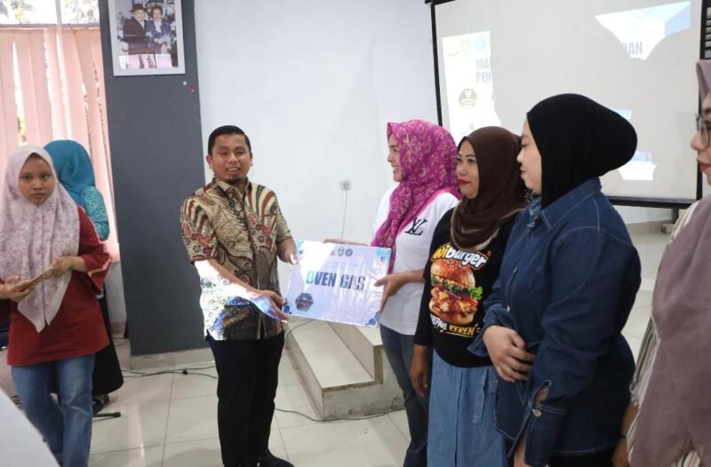 Pemkot Salurkan Bantuan Peralatan dan Bekali Pelaku Usaha. (Foto: humas)