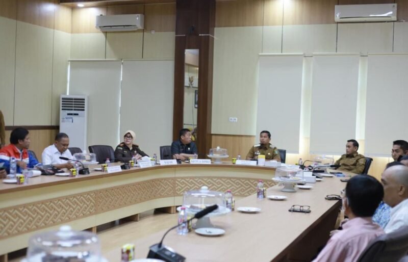 Wali Kota Parepare, Tasming Hamid, memimpin rapat monitoring dan evaluasi (Monev) terkait penyaluran BBM dan LPG di Kota Parepare, Senin (14/9/2026).