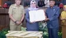 Ketua DPRD Barru, Syamsuddin Muhiddin (kanan) saat menghadiri rapat paripurna KUA PPAS APBD tahun anggaran 2026 di DPRD Barru