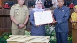 Ketua DPRD Barru, Syamsuddin Muhiddin (kanan) saat menghadiri rapat paripurna KUA PPAS APBD tahun anggaran 2026 di DPRD Barru