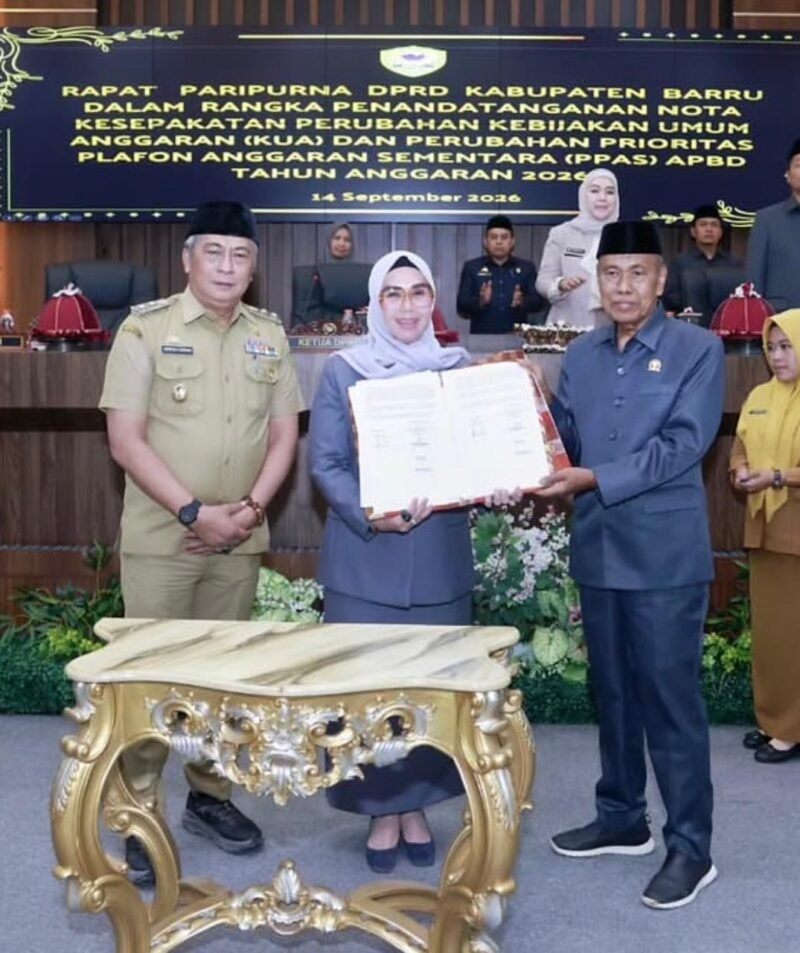 Ketua DPRD Barru, Syamsuddin Muhiddin (kanan) saat menghadiri rapat paripurna KUA PPAS APBD tahun anggaran 2026 di DPRD Barru