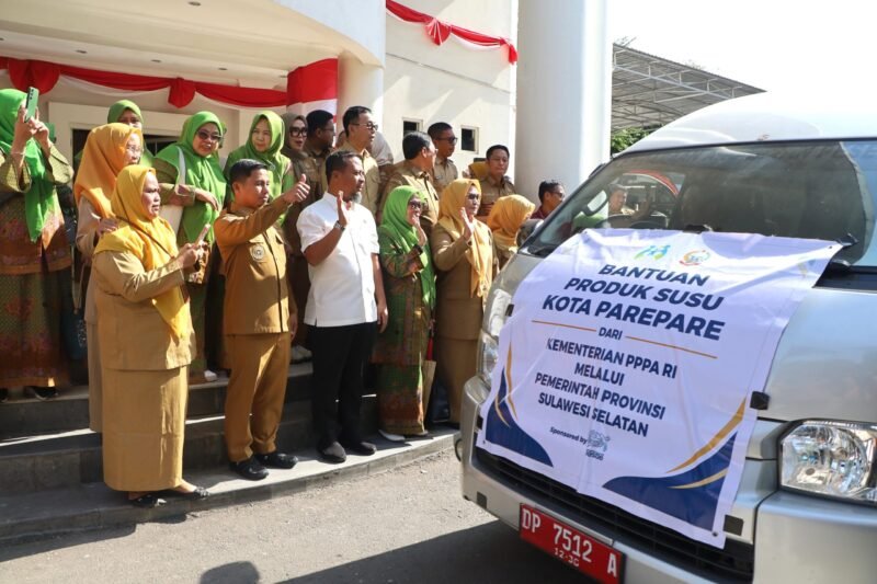 Wali Kota Parepare, Tasming Hamid, menghadiri pelepasan secara simbolis distribusi bantuan produk susu dari Kementerian Pemberdayaan Perempuan dan Perlindungan Anak (KemenPPPA) RI di Aula Asta Cita Rumah Jabatan Gubernur Sulsel, Kota Makassar, Senin (5/10/2026).